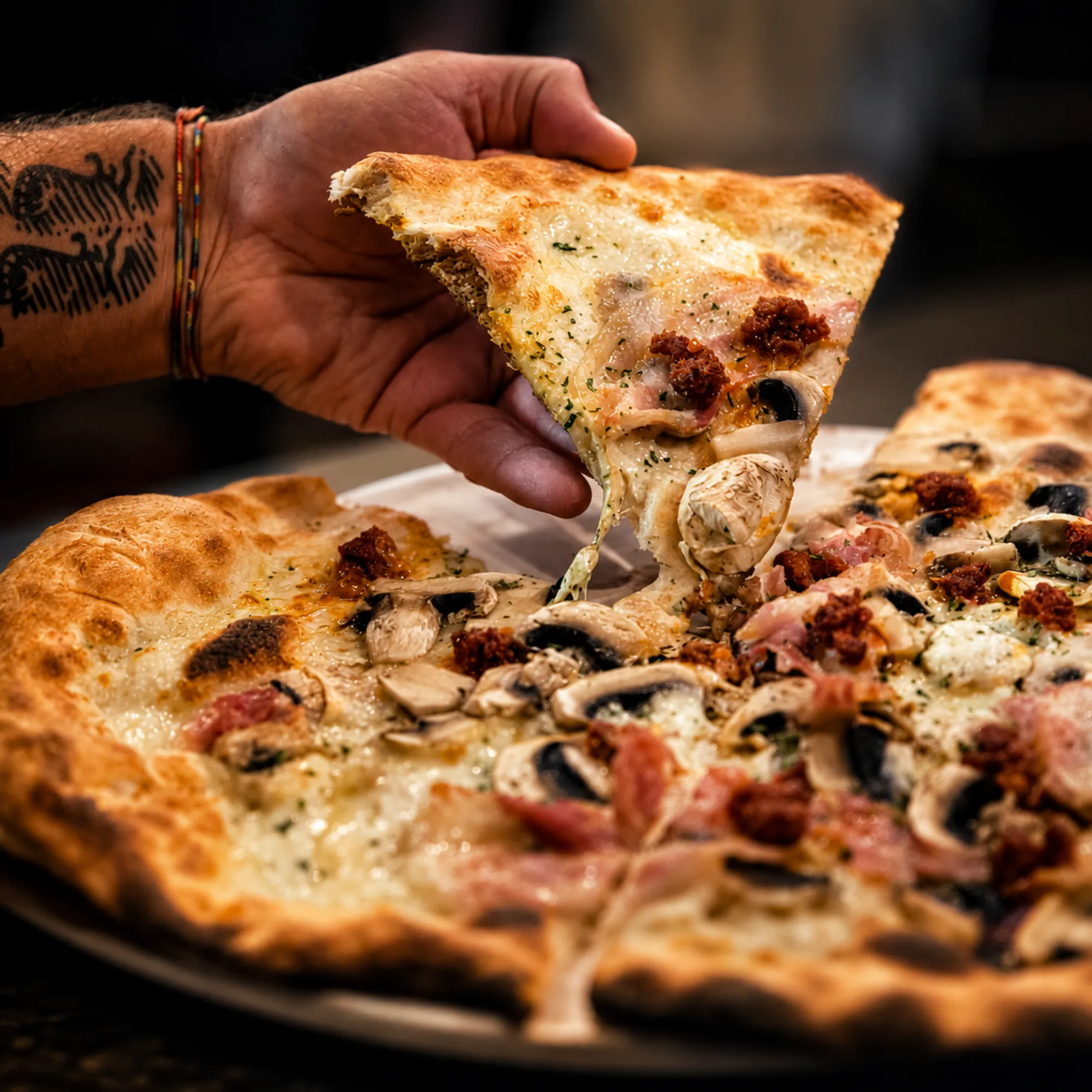 Porción de pizza de jamón y champiñones